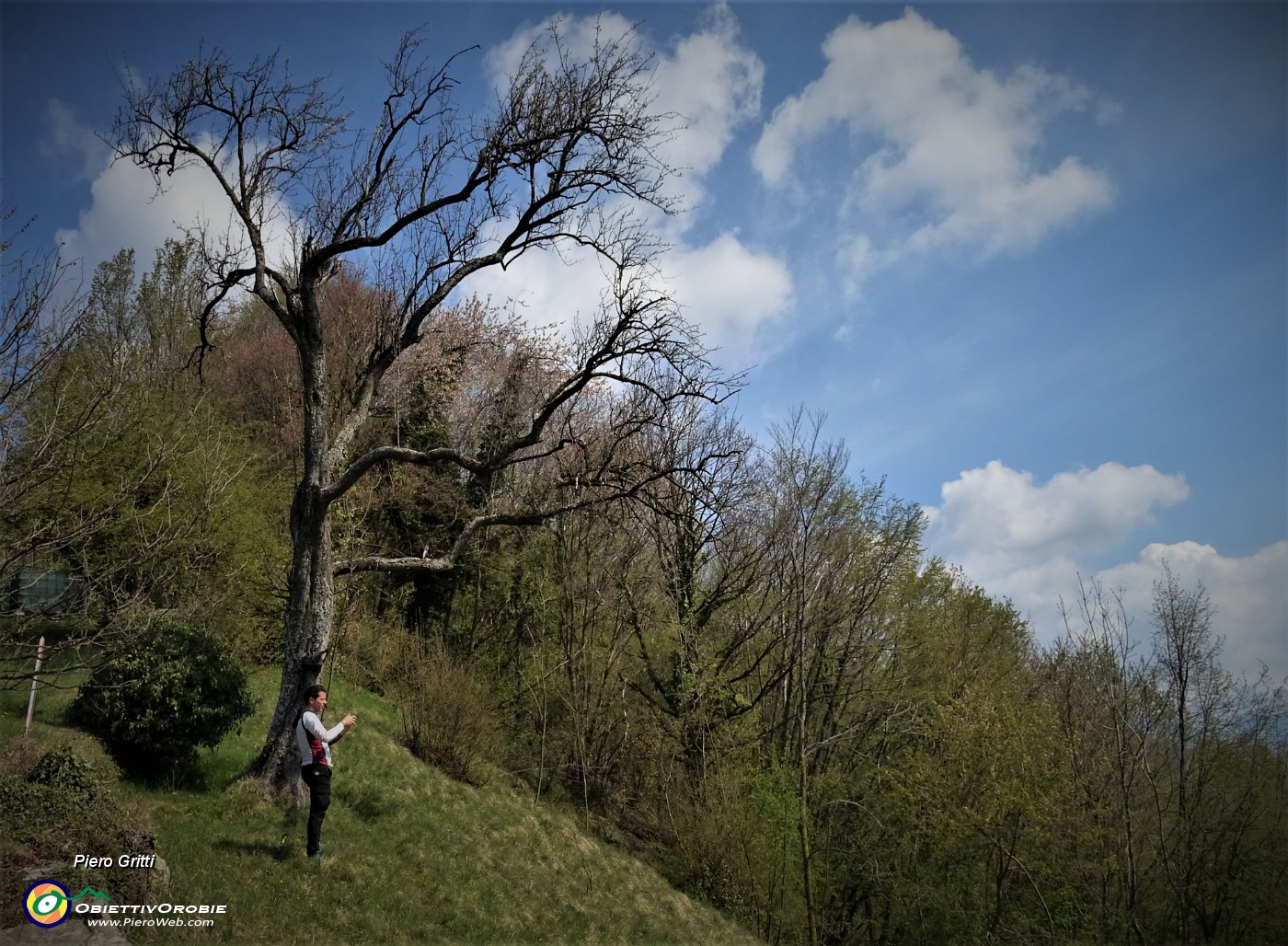 75 Fotografando 'in groppa' alla Corna Rossa.JPG
